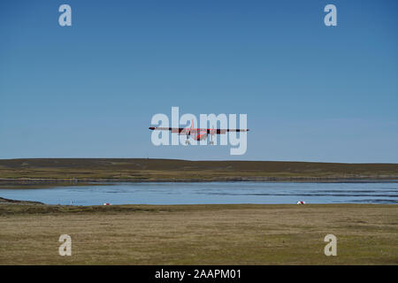 Kleine Flugzeuge auf einem Gras Landebahn auf der trostlosen Insel in den Falkland Inseln zu landen Stockfoto