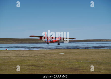 Kleine Flugzeuge auf einem Gras Landebahn auf der trostlosen Insel in den Falkland Inseln zu landen Stockfoto