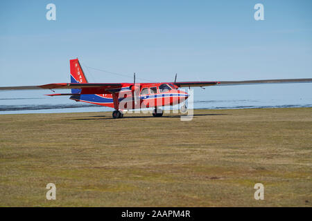 Kleine Flugzeuge auf einem Gras Landebahn auf der trostlosen Insel in den Falkland Inseln zu landen Stockfoto