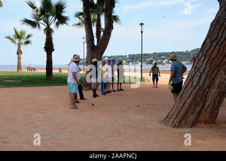 Eine Gruppe von Männern, die Boules an der Strandpromenade von Antibes spielen Stockfoto