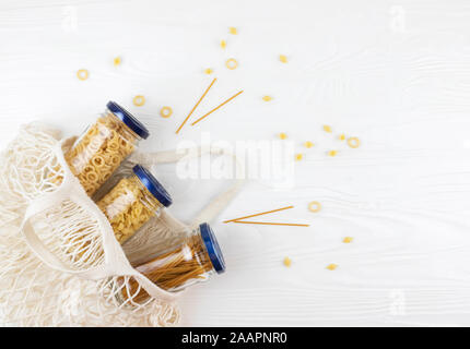 Pasta in Netzbeutel. Null Abfall Konzept, einfache Leben Stil. Stockfoto