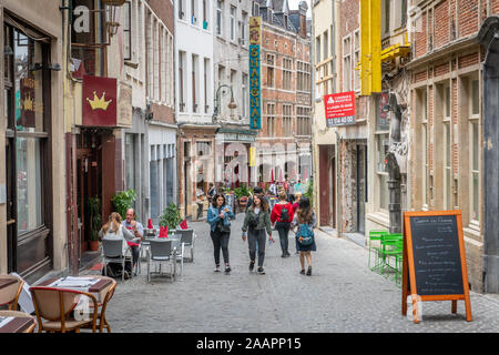 Touristen auf einer Straße mit Geschäften, Brüssel, Belgien Stockfoto