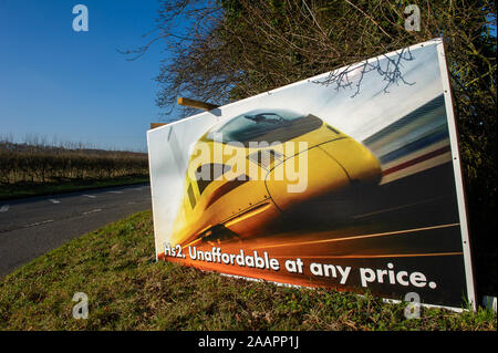 HS2 Opposition Schild in der Nähe Wendover in Buckinghamshire, Großbritannien. 1. Februar, 2012. Eine Reihe von High Speed Railway HS2 Opposition Zeichen wurden in Feldern und an Gebäuden in der Grafschaft Buckinghamshire. Viele Bewohner der geplante HS2 High Speed Rail Link von London nach Birmingham Gegensatz, wie es erwartet wird, dass sich die Zerstörung der Landschaft, ländliche Lebensräume und uralten Wäldern zu führen. Credit: Maureen McLean/Alamy Stockfoto