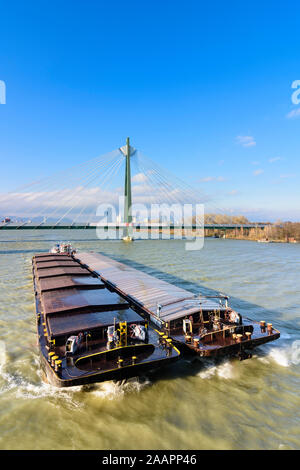 Wien, Wien: Donau (Donau) m Brücke Donaustadtbrücke, Frachtschiff, schob Konvoi im 02. Leopoldstadt, Wien, Österreich Stockfoto