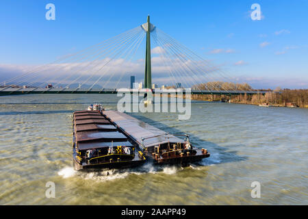 Wien, Wien: Donau (Donau) m Brücke Donaustadtbrücke, Frachtschiff, schob Konvoi im 02. Leopoldstadt, Wien, Österreich Stockfoto