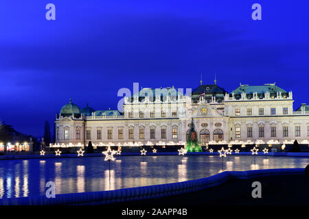 Wien, Wien: Schloss Oberes (Oben) Belvedere, Teich, Weihnachtsdekoration am Weihnachtsmarkt im 03. Landstraße, Wien, Österreich Stockfoto