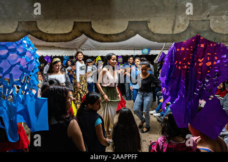 Zapateado Tänzer ein traditioneller Volkstanz während einer Nachbarschaft Huapango in Santiago Tuxtla, Veracruz, Mexiko. Die Tänzer tanzen handelt es sich um markante ihre Schuhe auf einer hölzernen Plattform, während eine große Gruppe von Musikern Streichinstrumente spielen. Die Versammlungen werden, nehmen an der Los Tuxtlas Bergdörfer für einzelne Leute zu treffen. Stockfoto