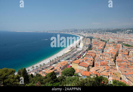 Blick auf den schönen Strand und Promenade des Anglais vom Castle Hill Stockfoto