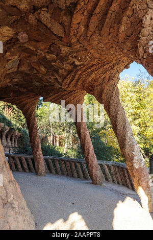 Bürgersteig Tunnel mit steinernen Wänden und Säulen in Twisted patern von Gaudi Stockfoto