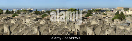 Panoramablick von Herculaneum antiken römischen Ruinen. Diese ia zum UNESCO-Weltkulturerbe. Im Hintergrund der Vulkan Vesuv. Foto mit keine Personen Stockfoto