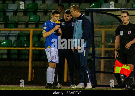 Penybont Manager Rhys Griffiths an der Touchline. Barry Town United gegen Penybont im JD Cymru Premier am 22. November 2019. Stockfoto