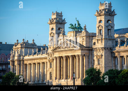 Die Sonne geht auf die neoklassizistische Fassade des Ungarischen Parlament, Budapest, Ungarn Stockfoto