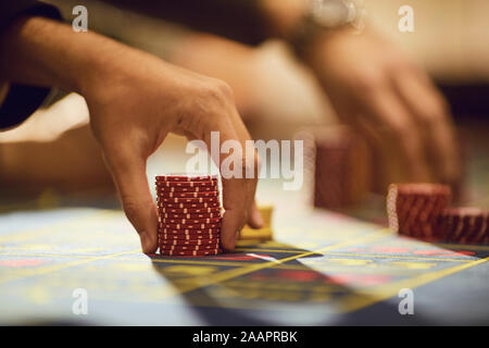 Ein Spieler spielt Roulette in einem Casino. Stockfoto