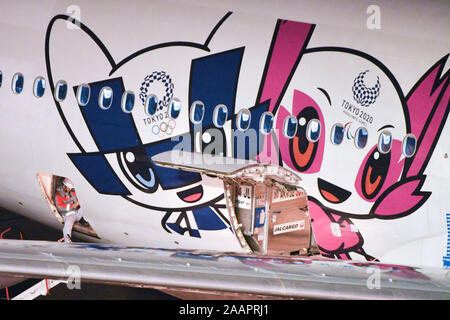 Tokio, Japan. November 23, 2019, Tokyo, Japan: Japan AirLine Flugzeug kann mit dem Logo der Olympischen Spiele 2020 in Tokio Haneda International Airport in Tokio, Japan gesehen am 23 November, 2019, als seine Fracht geladen wurde. Am gleichen Tag Papst Franziskus in Japan auf einem Thailändischen kommerzielle Flugzeug von Bangkok angekommen. Nach einem leitenden Angestellten der Thailändischen Fluggesellschaft Papst Franziskus an einem windigen und regnerischen Nachmittag in dem rund zwanzig Mitarbeiter aus Thai Airline und andere ihn nach Japan Willkommen ankommt. Foto am Samstag, den 23. November 2019 berücksichtigt. Foto: Ramiro Agustin Vargas Tabares (Credit Imag Stockfoto