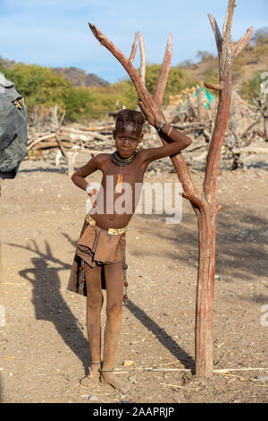 Porträt der Himba kid in das Dorf in der Nähe von Opuwo Stadt in Namibia, Südafrika Stockfoto