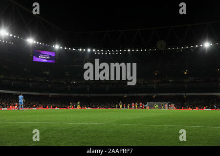 Emirates Stadium, London am Samstag, den 23. November 2019. LONDON, ENGLAND - 23. NOVEMBER VAR Strafe Entscheidung für Southampton während der Premier League Spiel zwischen Arsenal und Southampton an der (Credit: Leila Coker | MI Nachrichten) das Fotografieren dürfen nur für Zeitung und/oder Zeitschrift redaktionelle Zwecke verwendet werden, eine Lizenz für die gewerbliche Nutzung Kreditkarte erforderlich: MI Nachrichten & Sport/Alamy leben Nachrichten Stockfoto