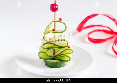 Gurke Weihnachtsbaum, lustig Essen für Kinder. Weihnachten Lebensmittel Hintergrund. Stockfoto