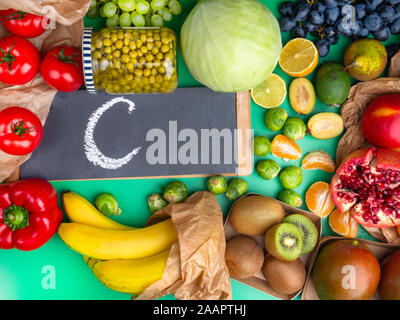 Gruppe von Lebensmitteln, die reich an Vitamin C auf trendy grüner Hintergrund, Produkte mit Vitamin C, die auch in den Eiweißstoffwechsel beteiligt ist Stockfoto