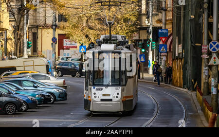 Bukarest, Rumänien - Oktober 28, 2018: Ein rumänischer Straßenbahn fährt auf der Linie auf Calea Mosilor Straße in der Innenstadt von Bukarest. Dieses Bild ist für die redaktionelle Nutzung Stockfoto