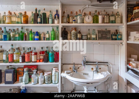 Flaschen des medizinischen Zubehörs für Tierarzneimittel, Welt von James Herriot, Thirsk, Großbritannien. Stockfoto