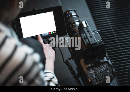 Hand der Bediener der Kamera Berühren einer modernen Kamera leere Anzeige Stockfoto