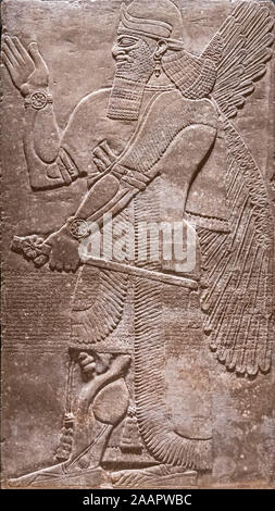 Relief eines geflügelten Schützende Gottheit (vom Nordwesten Palast bei Calakh), Assyrer, Herrschaft von ASSURNASIRPAL II., 883 - 859 v. Chr. Stockfoto
