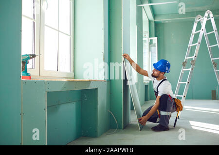 Arbeitnehmer Builder installiert Gipskarton Trockenbau an einem Bau Stockfoto