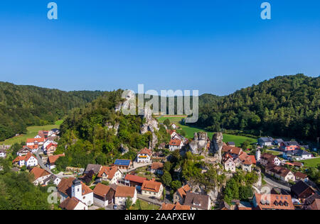 Luftaufnahme des Dorfes Tuechersfeld, ein Symbol der Fränkischen Schweiz in Deutschland Stockfoto