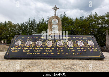 Grabsteine von einigen der Opfer der nationalsozialistischen Gräueltaten in Oradour-sur-Glane, Frankreich, Europa. Stockfoto