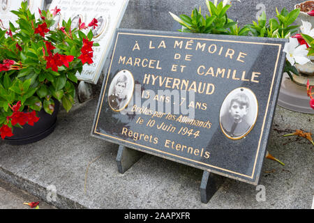 Grabsteine von einigen der Opfer der nationalsozialistischen Gräueltaten in Oradour-sur-Glane, Frankreich, Europa. Stockfoto