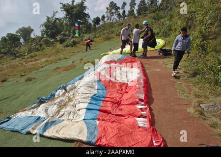 Fertig auf der Seite eines Hügels zu paragliden - Schießen ausbreiten Stockfoto