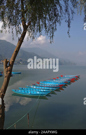 Blaue Zeile Boote in einer Linie schwimmend auf See puh Stockfoto