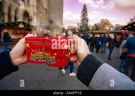 Wien, Österreich - 11.23.2019: Glühwein trinken heiße alkoholische spicey Rotwein auf dem Weihnachtsmarkt Tassen auf dem Rathausplatz in Wien Stockfoto