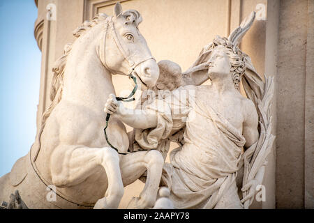 Mensch und Pferd entlang der Sockel der Statue von König Jos ich in der Praa tun Comrcio, Lissabon, Portugal Stockfoto