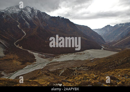 Langtang Valler Bergkette auf einer Moody bewölkter Tag Stockfoto