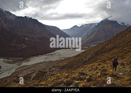 Sherpa in Rot jack Wandern in Moody Berge Stockfoto