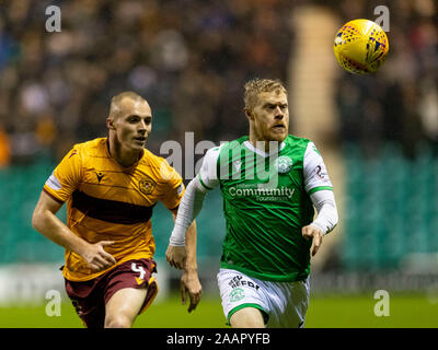 Ostern Road, Edinburgh, Großbritannien. 23 Nov, 2019. Schottische Premiership Fußball, Hibernian gegen Motherwell; Daryl Horgan von Hibernian und Liam Grimshaw von Motherwell - Redaktionelle Verwendung Credit: Aktion plus Sport/Alamy leben Nachrichten Stockfoto