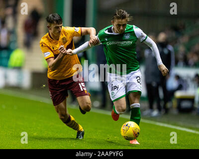 Ostern Road, Edinburgh, Großbritannien. 23 Nov, 2019. Schottische Premiership Fußball, Hibernian gegen Motherwell; Scott Allan von Hibernian und Barry Maguire von Motherwell für Besitz der Kugel konkurrieren - Redaktionelle Verwendung Credit: Aktion plus Sport/Alamy leben Nachrichten Stockfoto