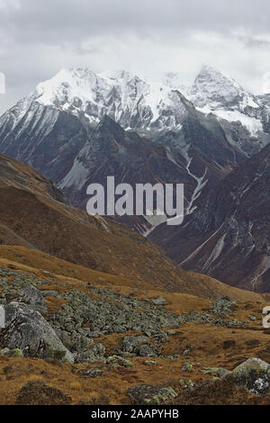 Langtang Valler Bergkette auf einer Moody bewölkter Tag Stockfoto