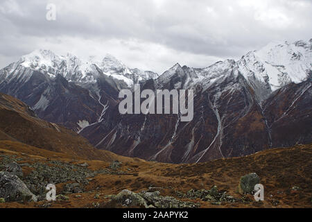 Langtang Valler Bergkette auf einer Moody bewölkter Tag Stockfoto