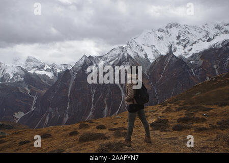 Westliche Frau in Wanderausrüstung Trekking im Langtang Tal Region des Himalaya Stockfoto