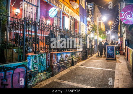 Bunte graffiti Streetart schmückt die Wände und Gebäude von Valparaiso, Chile. Stockfoto