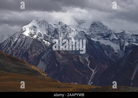 Langtang Valler Bergkette auf einer Moody bewölkter Tag Stockfoto