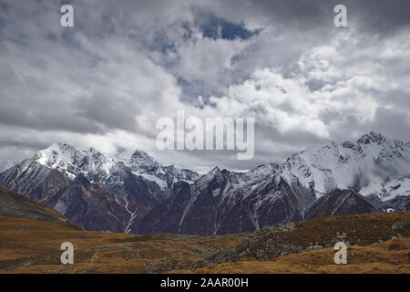 Langtang Valler Bergkette auf einer Moody bewölkter Tag Stockfoto