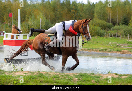 Cross country Reiter vom Pferd fallen, stürzt das Wasser springen Stockfoto