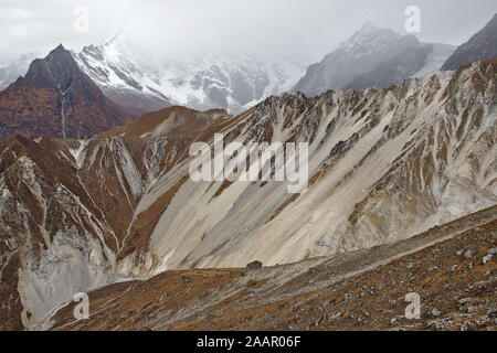 Langtang Valler Bergkette auf einer Moody bewölkter Tag Stockfoto