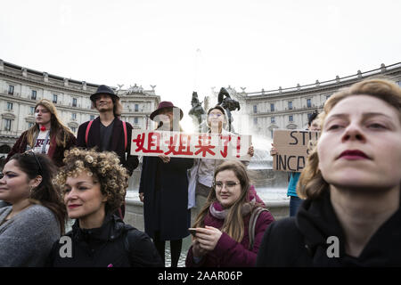 Rom, Roma, Italien. 23 Nov, 2019. Tausende von Frau März in Italien alarmierende Feminizid Ebenen und geschlechtsspezifische Gewalt zu protestieren. Der Protest wurde von der italienischen Niemand Weniger (Nicht una di Meno) Frau Organisation. Credit: Matteo Trevisan/ZUMA Draht/Alamy leben Nachrichten Stockfoto