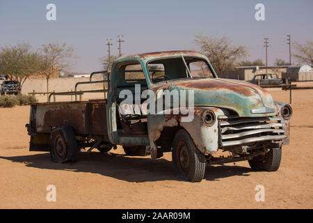 Alten, Verlassenen zerstörte historische Autos in der Nähe einer Tankstelle bei Solitaire in Namibia wüste Ohr den Namib-Naukluft Nationalpark Stockfoto