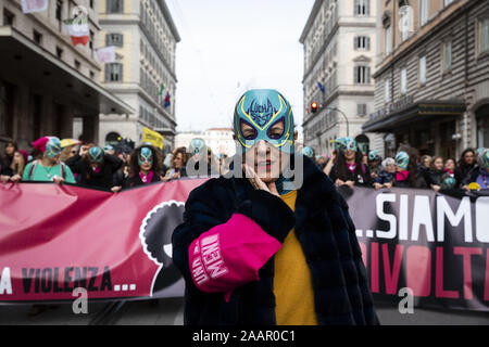 Rom, Roma, Italien. 23 Nov, 2019. Tausende von Frau März in Italien alarmierende Feminizid Ebenen und geschlechtsspezifische Gewalt zu protestieren. Der Protest wurde von der italienischen Niemand Weniger (Nicht una di Meno) Frau Organisation. Credit: Matteo Trevisan/ZUMA Draht/Alamy leben Nachrichten Stockfoto