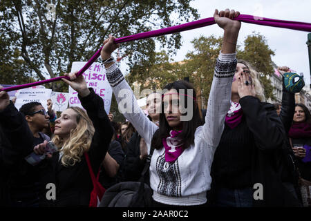 Rom, Roma, Italien. 23 Nov, 2019. Tausende von Frau März in Italien alarmierende Feminizid Ebenen und geschlechtsspezifische Gewalt zu protestieren. Der Protest wurde von der italienischen Niemand Weniger (Nicht una di Meno) Frau Organisation. Credit: Matteo Trevisan/ZUMA Draht/Alamy leben Nachrichten Stockfoto
